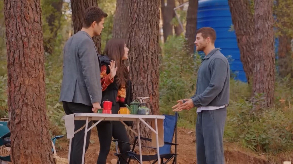 Zeynep odsuwa się od Cihana. Obok stoi Ege.