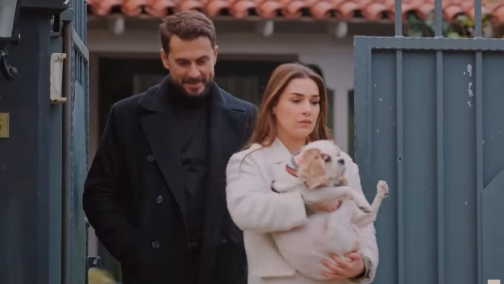 Sila niesie psa na rękach. Tuż za nią idzie Kuzey. Na jego twarzy maluje się lekki uśmiech.