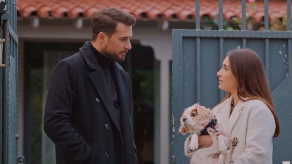 Sila rozmawia z Kuzeyem, trzymając psa na rękach.