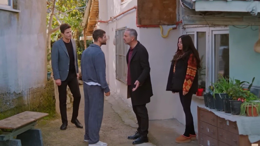 Scena przed domem Gonul. Cihan i Bulent stoją naprzeciwko siebie. Ege i Zeynep obserwują tę konfrontację z niepokojem.