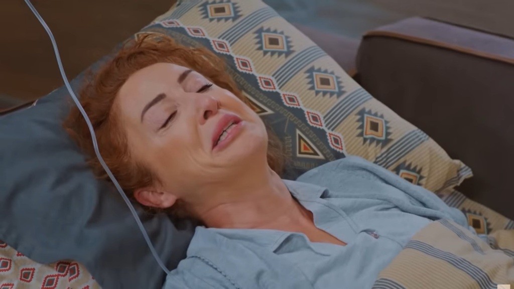 Hulya mówi Sili, że to Bahar zepchnęła ją z balkonu.