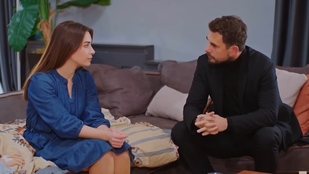 Sila i Kuzey siedzą obok siebie na kanapie.