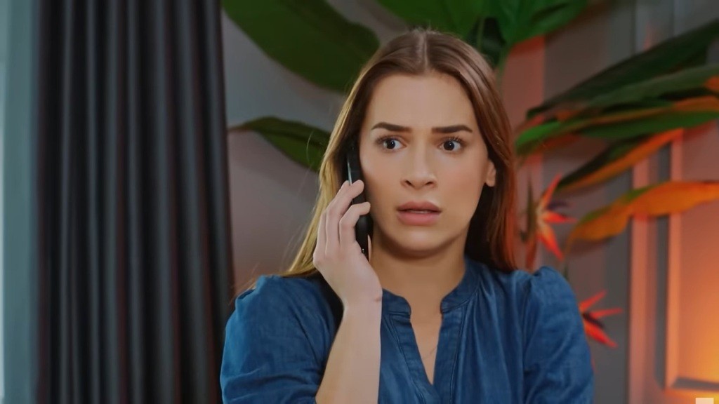 Sila rozmawia przez telefon. Jej twarz wyraża przerażenie.