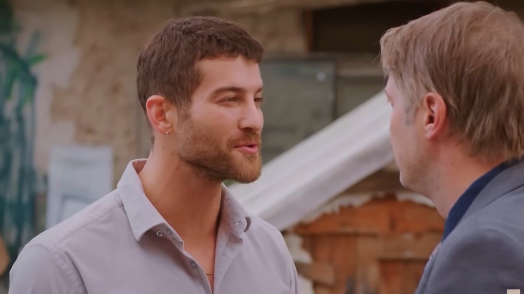 Cihan zatrzymuje Tahira przed domem Gonul.