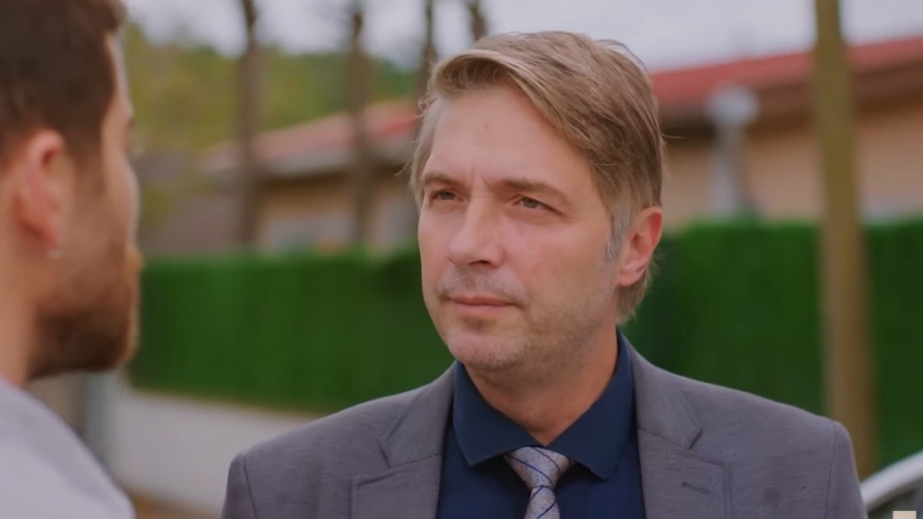 Tahir mierzy Cihana pewnym spojrzeniem.