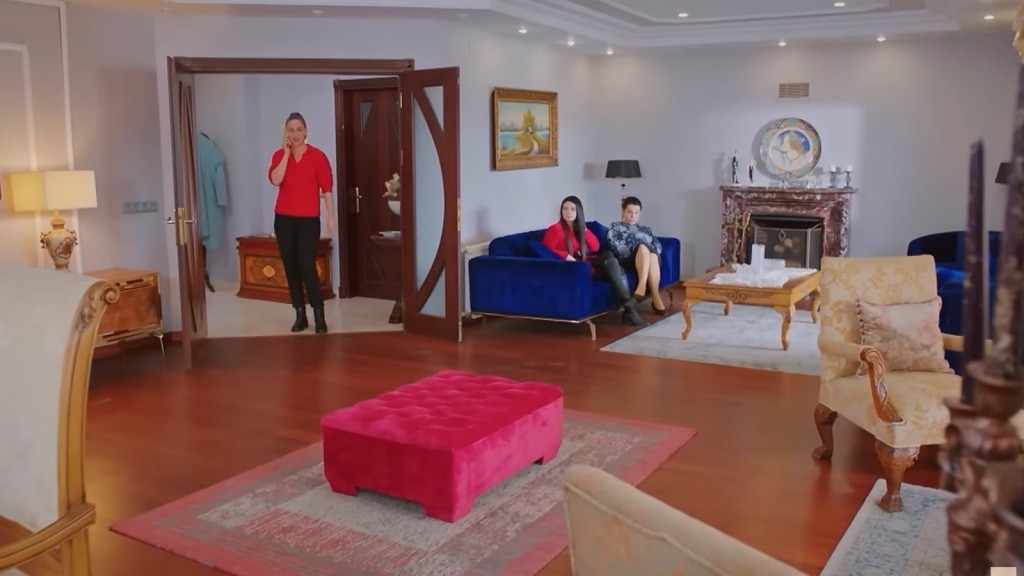 Yildiz stoi w wejściu do salonu, z telefonem przy uchu. W salonie Bahar i Cavidan siedzą na kanapie.