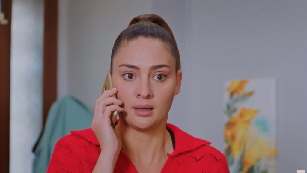 Yildiz rozmawia przez telefon.