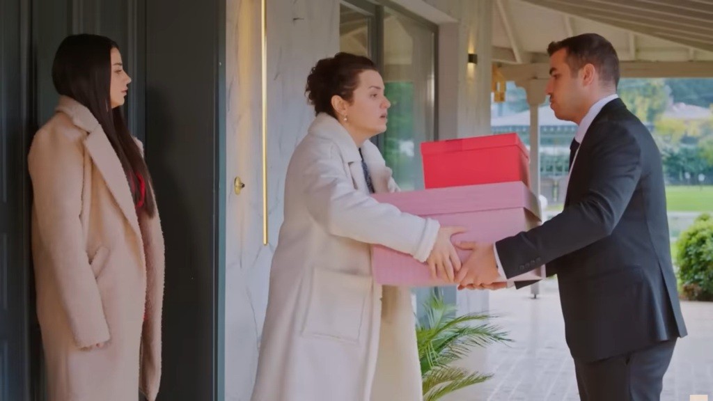 Cavidan odbiera pudełka od Husnu.