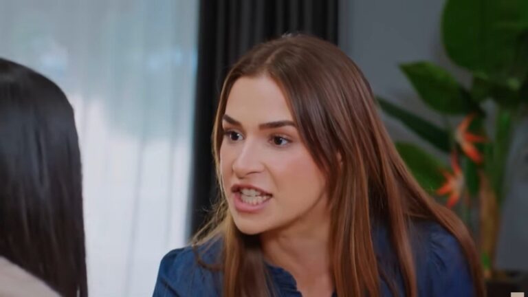 Sila wbija wściekłe spojrzenie w siostrę.