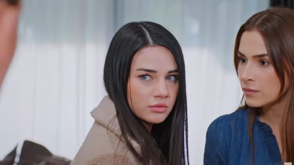 Bahar odwraca głowę, podczas gdy Sila patrzy na nią z gniewem.