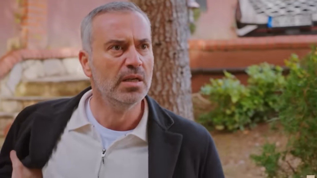 Wściekły Bulent rzuca się w stronę rywala, paląc się do ataku.