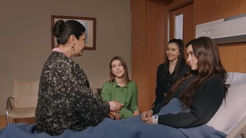 Tulay, Selma i Merve odwiedzają Zeynep w szpitalu.