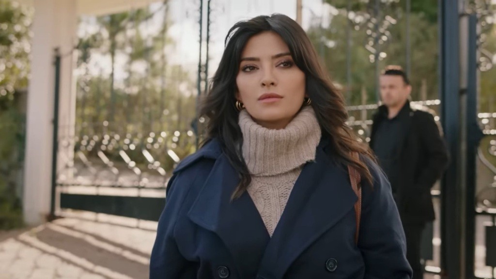 Na farmie pojawia się Gozde - atrakcyjna brunetka.