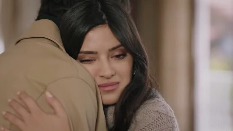 Gozde przytula się do Halila.