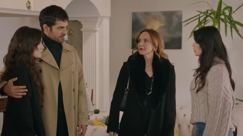 Halil obejmuje Zeynep, rozmawiając z Gozde. między nimi stoi Songul.