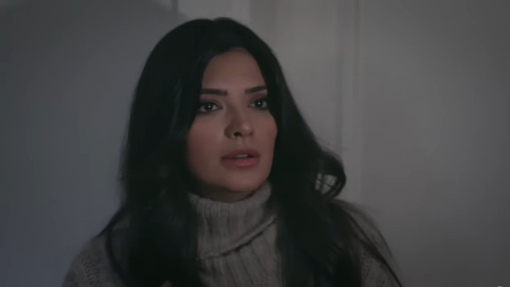 Gözde drgnęła, gdy nagle strumień światła oświetlił jej twarz.