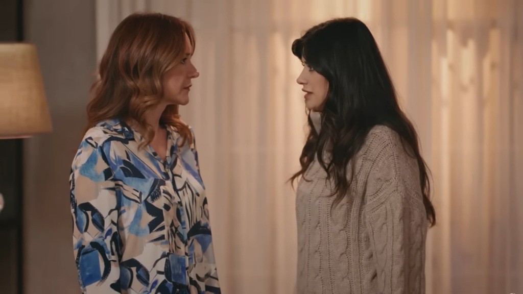 Gozde wbija wściekłe spojrzenie w Songul.