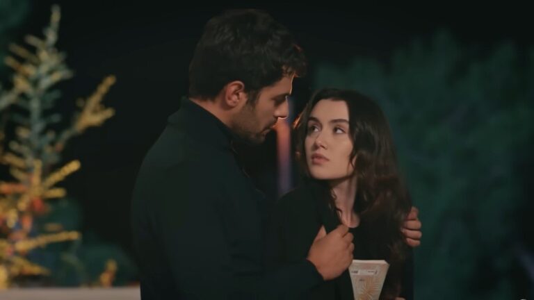 Halil okrywa Zeynep ciepłym swetrem.