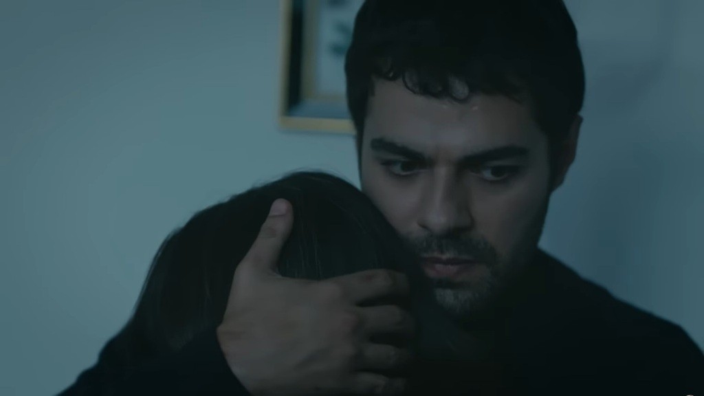 Halil obejmuje Zeynep w ciemności sypialni.