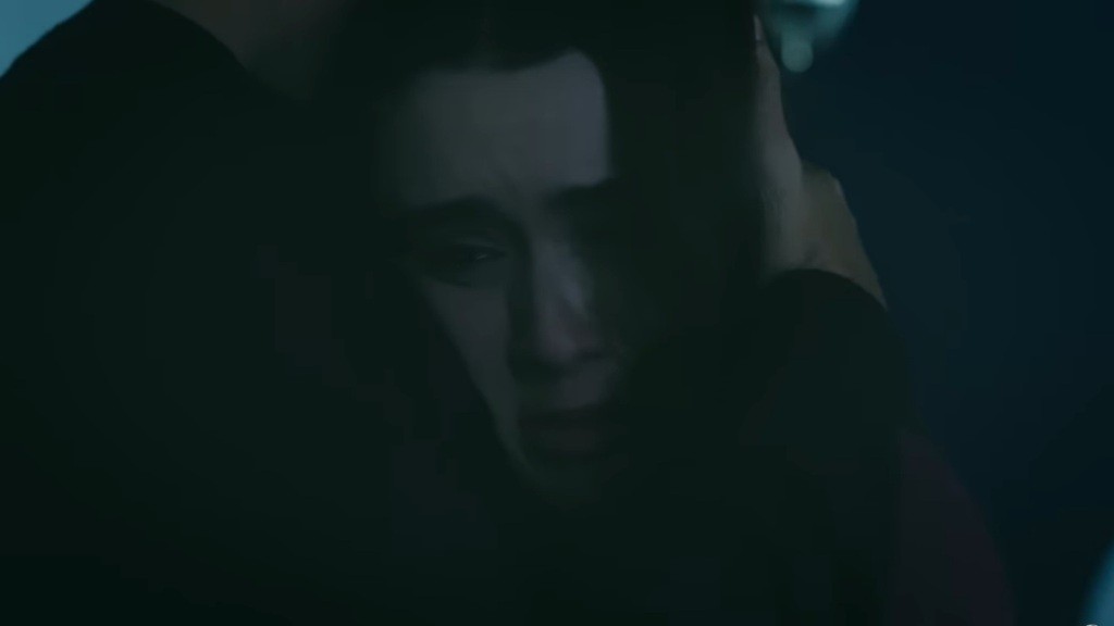 Zeynep jest przestraszona z powodu nagłej ciemności. Wtula twarz w Halila.