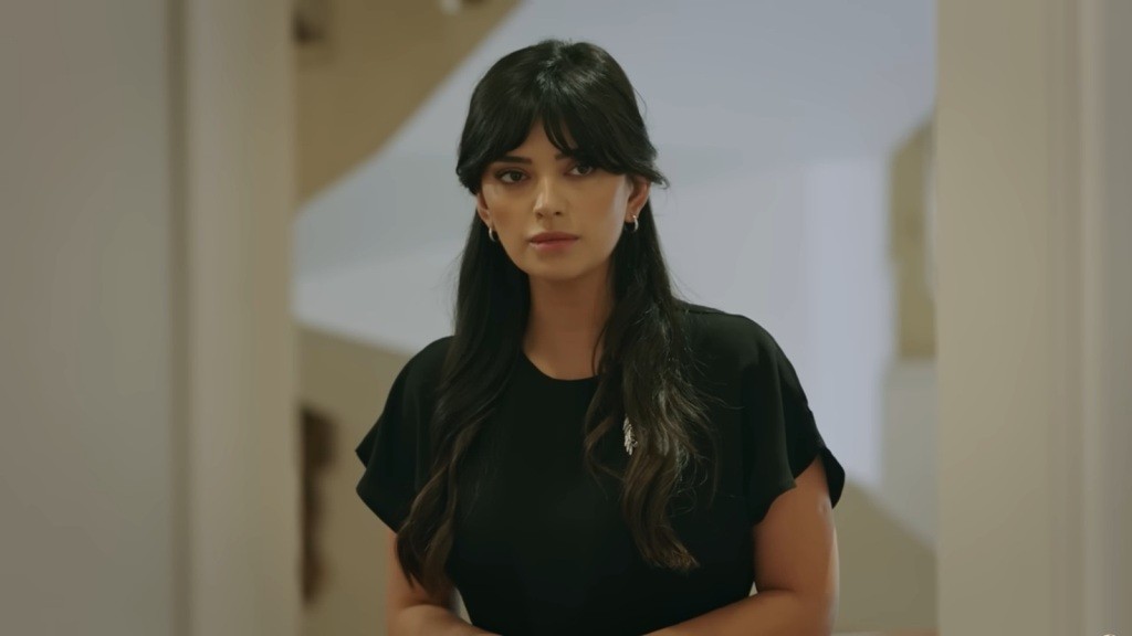 Gozde obserwuje Zeynep w sukni wieczorowej. Jest wściekła.