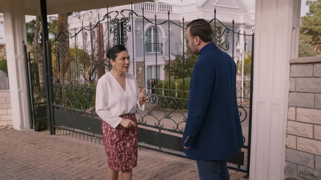 Tulay rozmawia za bramą rezydencji z Cengizem.