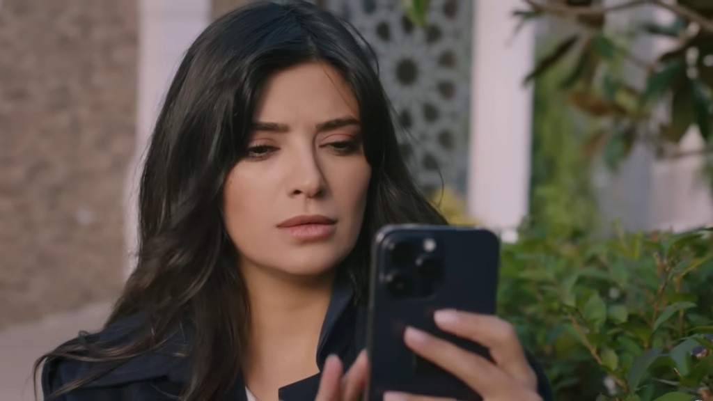 Gozde robi zdjęcie telefonem.