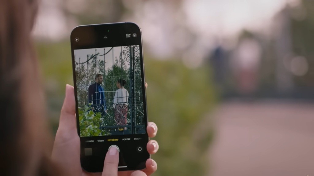 Gozde robi zdjęcie Tulay i Cengizowi, którzy spotkali się potajemnie.