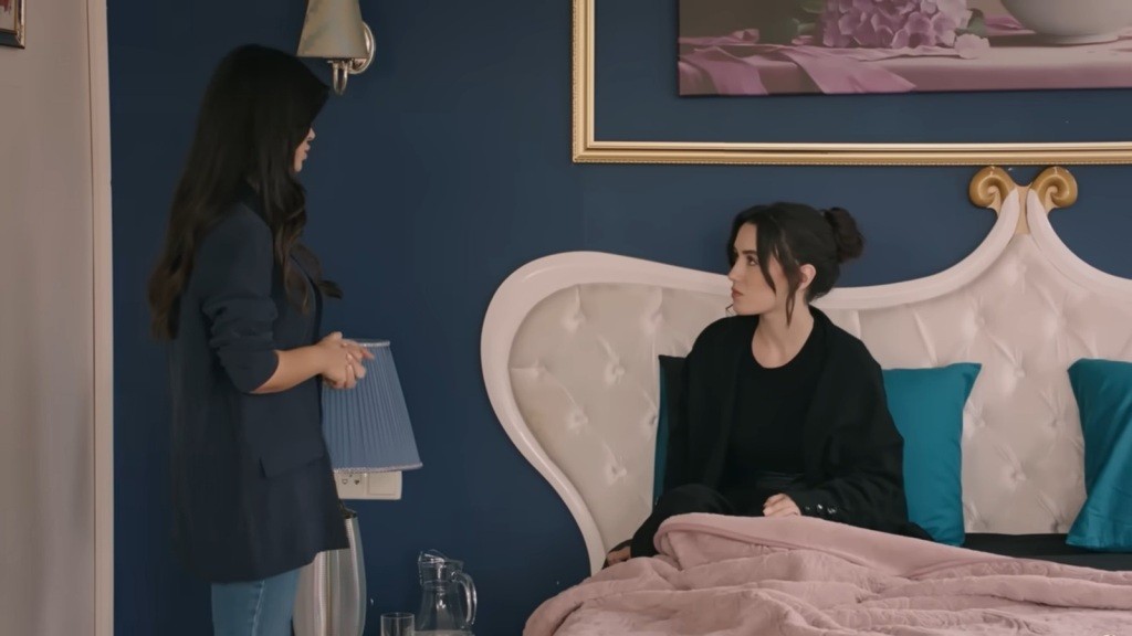 Gozde rozmawia z Zeynep, która nie wyszła jeszcze z łóżka.