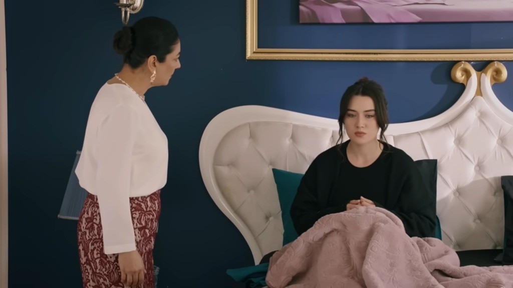 Tulay stoi przy łóżku Zeynep i patrzy na nią surowo.