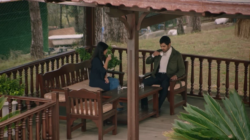 Gozde i Halil piją kawę w altanie.