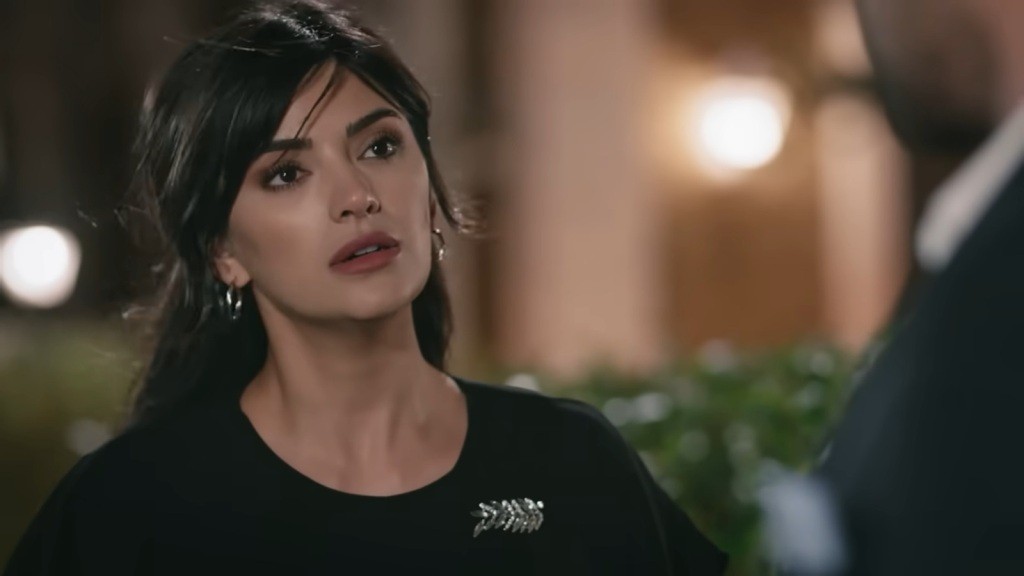 Gozde staje przed Halilem, z przypiętą do sukni broszką Zeynep.