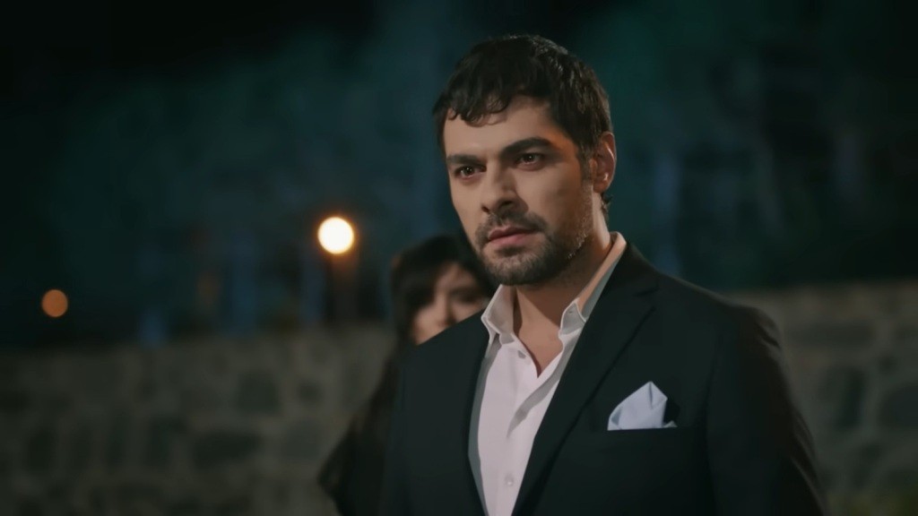 Halil rusza przed siebie, zostawiając Gozde za sobą.