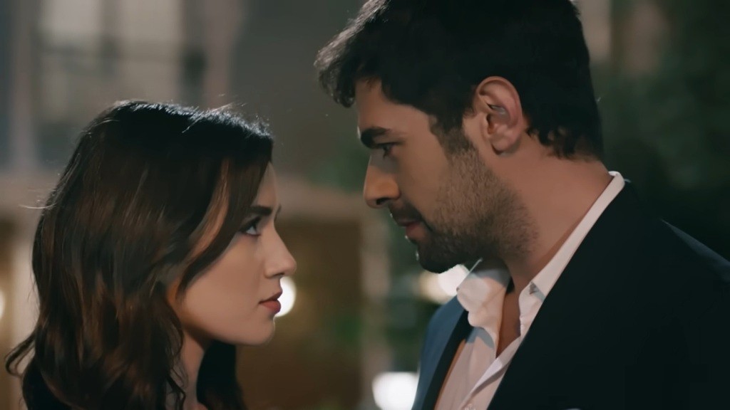 Halil i Zeynep patrzą sobie głęboko w oczy.