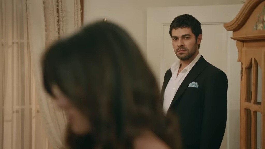 Halil wchodzi do kuchni, gdzie Zeynep przygotowuje ajran dla Songul.