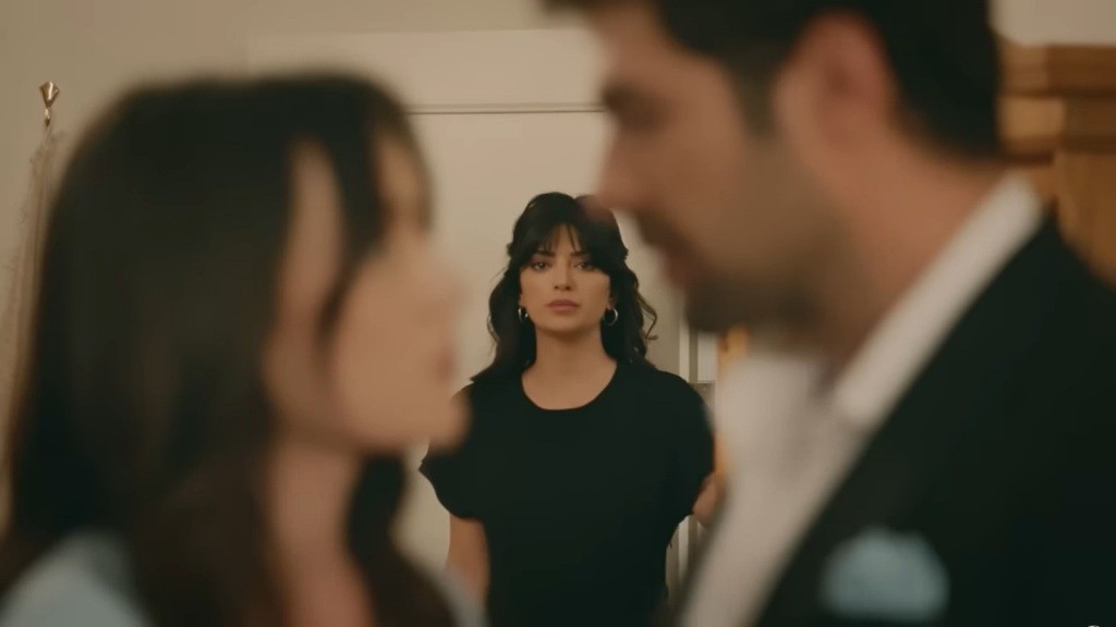 Gozde patrzy na stojących blisko siebie Zeynep i Halila.