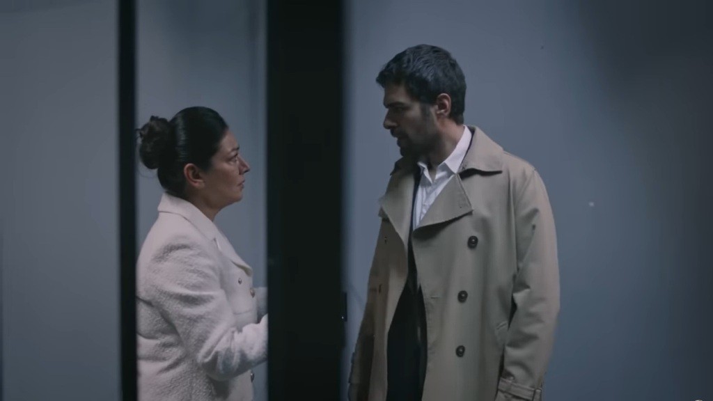 Halil rozmawia z aresztowaną Tulay.