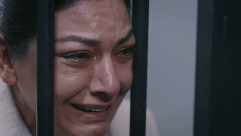 Tulay opiera głowę o kraty, pogrążona w szlochu.