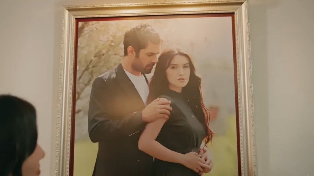 Oprawione w ramkę zdjęcie Halila i Zeynep.