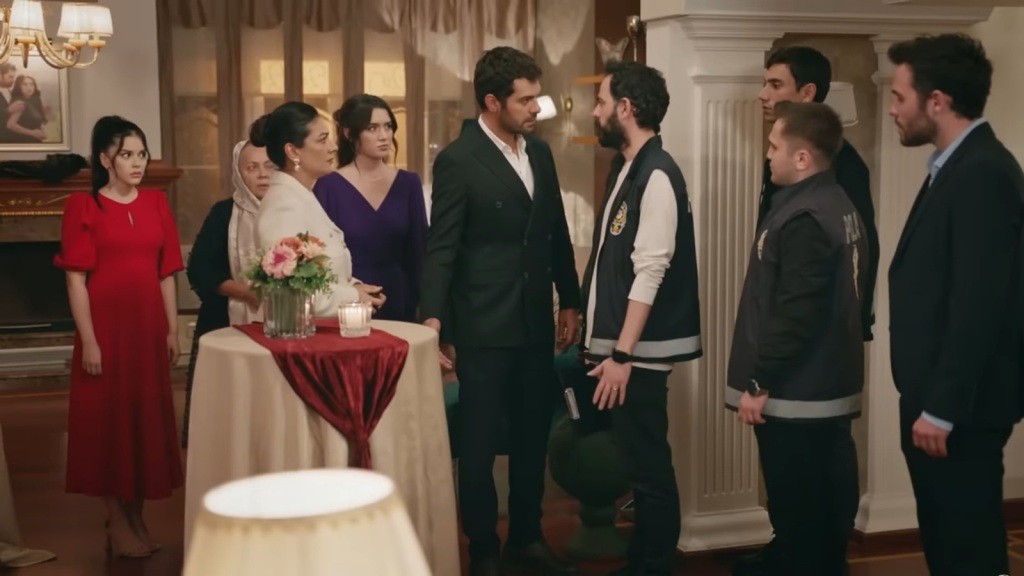 Przyjęcie w rezydencji zostaje przerwane przez pojawienie się policjantów.