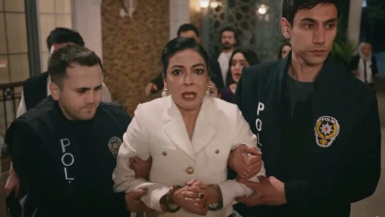 Policjanci wyprowadzają Tulay z domu.