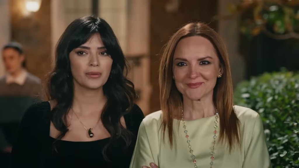 Gozde i Songul obserwują zatrzymanie Tulay.