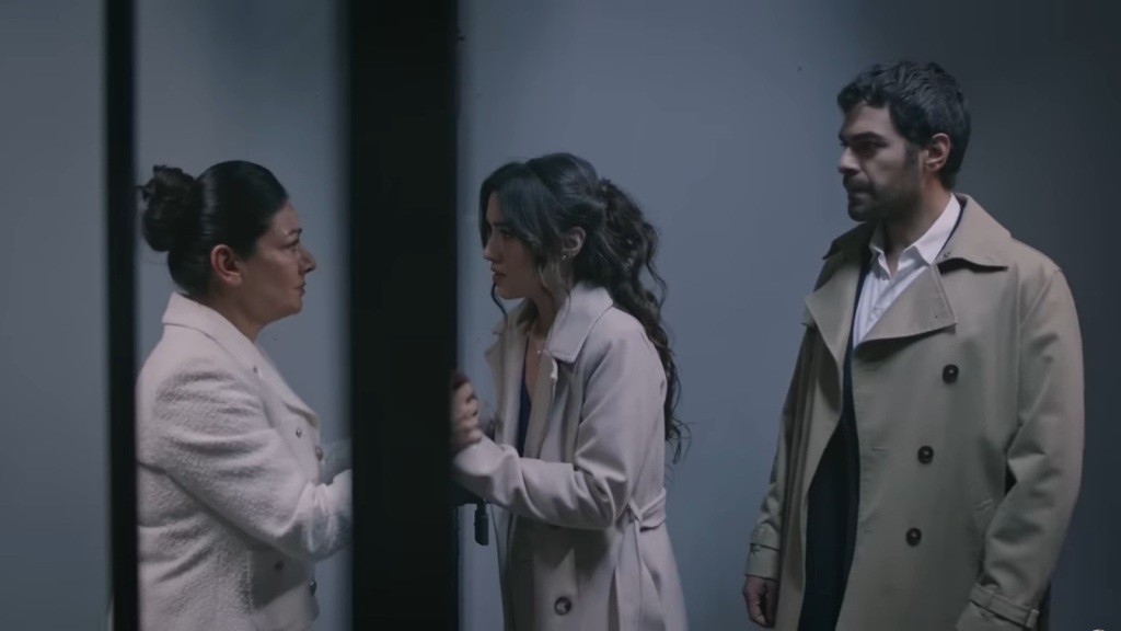 Zeynep i Halil odwiedzają przebywającą w celi Tulay.