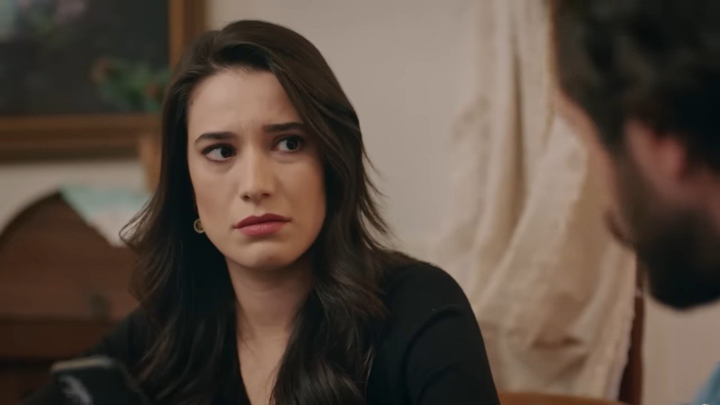 Gulhan patrzy niepewnie na męża.