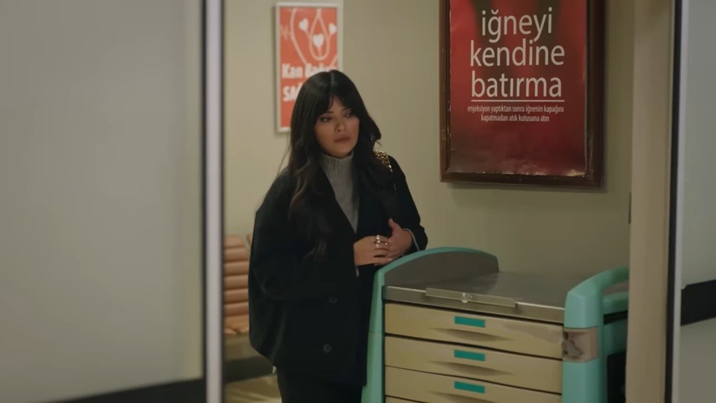 Gozde podsłuchuje rozmowę telefoniczną Halila z ukrycia.