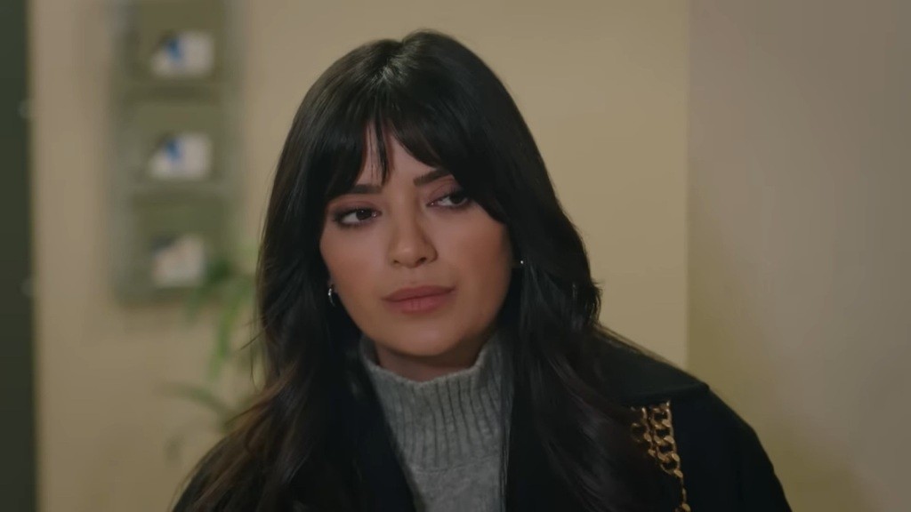 Zbliżenie na skupioną twarz Gozde.