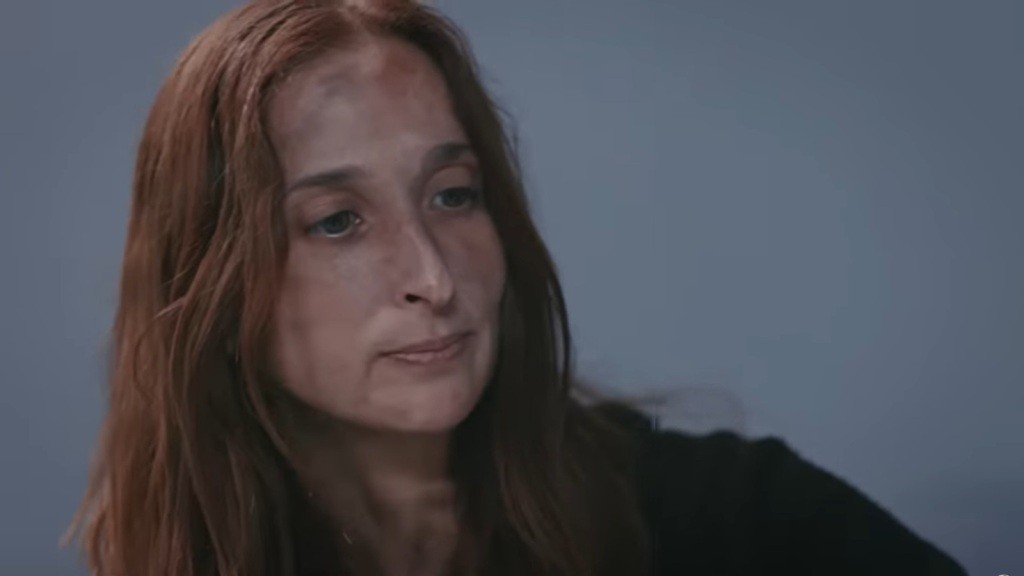 Zbliżenie na twarz nowej osadzonej.