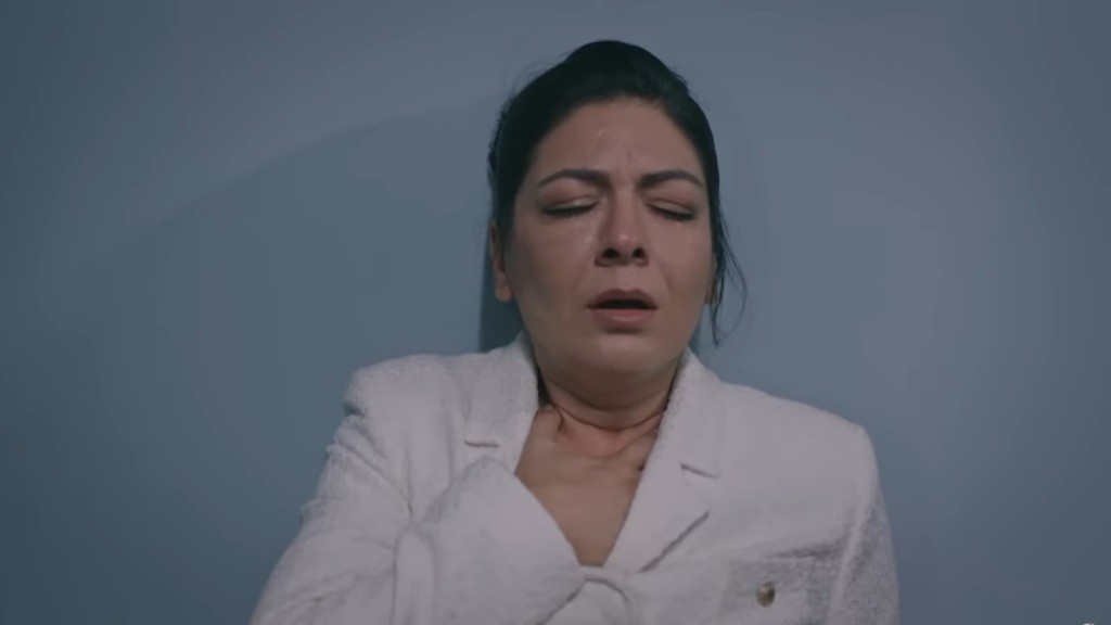 Tulay chwyta się za pierś.