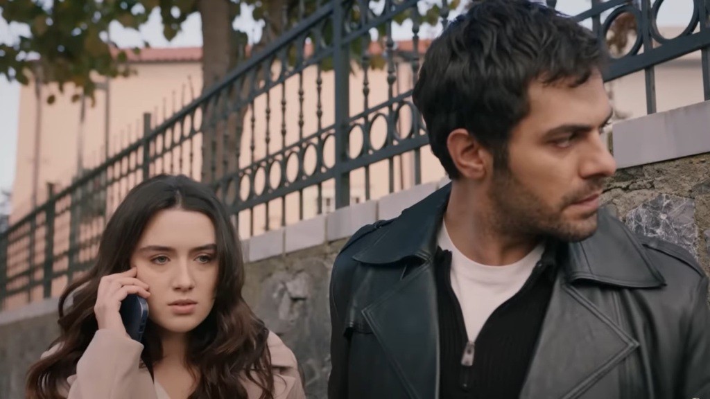 Zeynep rozmawia przez telefon, podczas gdy Halil prowadzi obserwację Cengiza.