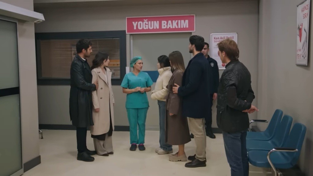 Scena w szpitalu. Bliscy Tulay rozmawiają z lekarką.